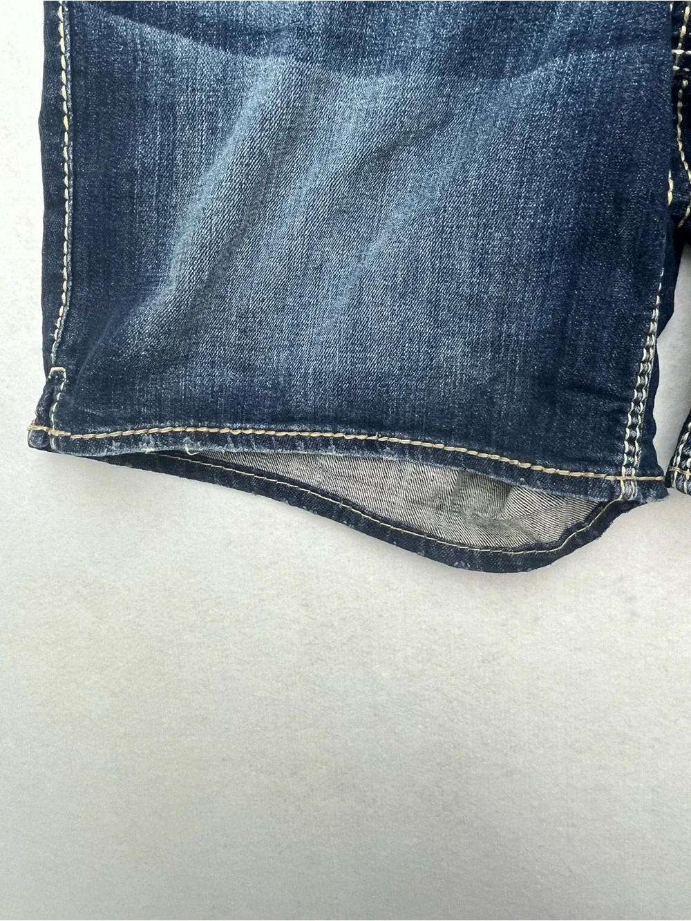 Silver Jeans Co Womens Dark Wash Denim Mid Rise Cutoffs Suki Shorts Size 14